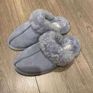 UGG Scuffette Slipper ll size 5. Really pretty blue.